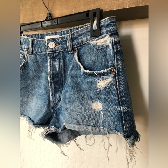 ZARA|Medium wash distressed cut off denim shorts, size 6•••Beachy Summer style - Picture 6 of 10